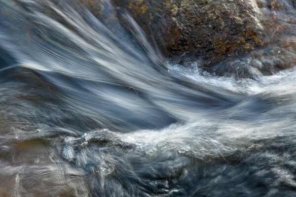 Natürliche Textur des Wasserflusses