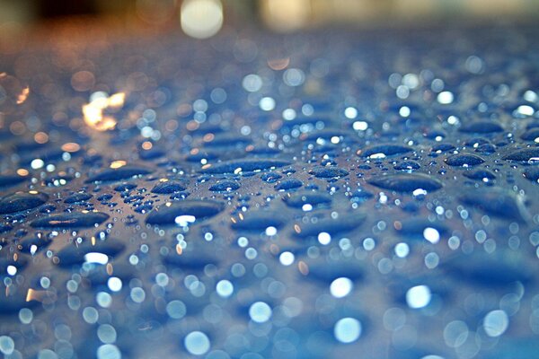 Капли воды на голубой поверхности