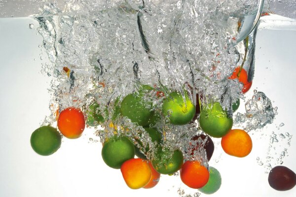 Fruits dans l eau claire et transparente