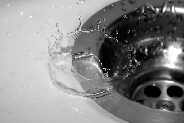 Des gouttes d eau s écoulent dans l évier