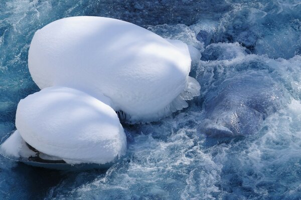 Trozos de hielo en el océano azul