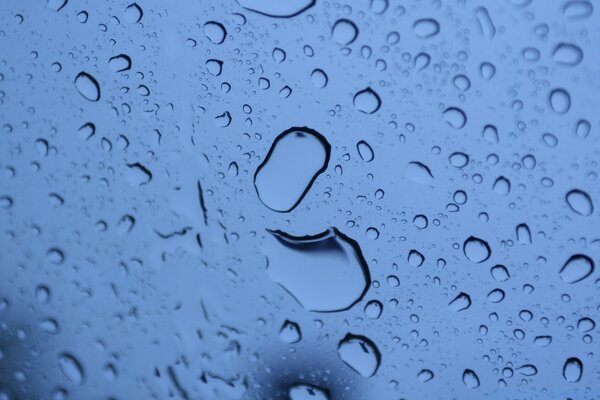 Gotas de chuva sobre fundo azul