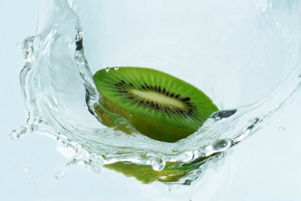 Il kiwi è avvolto nell acqua. Freschezza