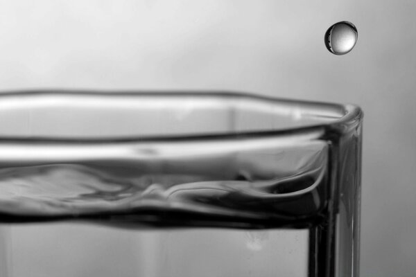 Una gota de agua en la reflexión interior