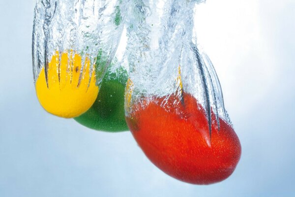 चमकीले पीले, लाल और हरे फल पानी में गिर जाते हैं