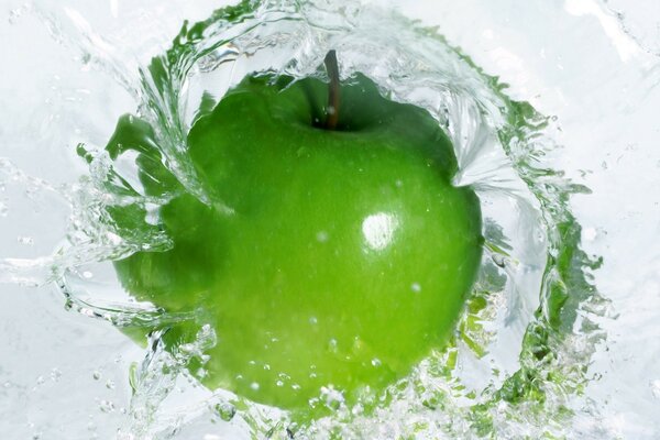 Gouttes d eau de la chute d une pomme