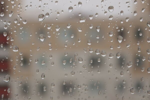 Foto da janela com gotas de chuva no vidro