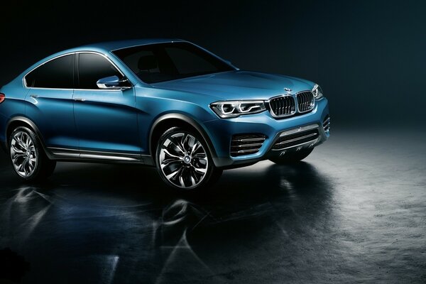 SİYAH ASFALTTA BMW NİN SUV Sİ