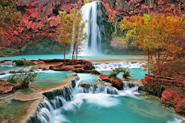 Bunte Herbst Wasserfall Landschaft