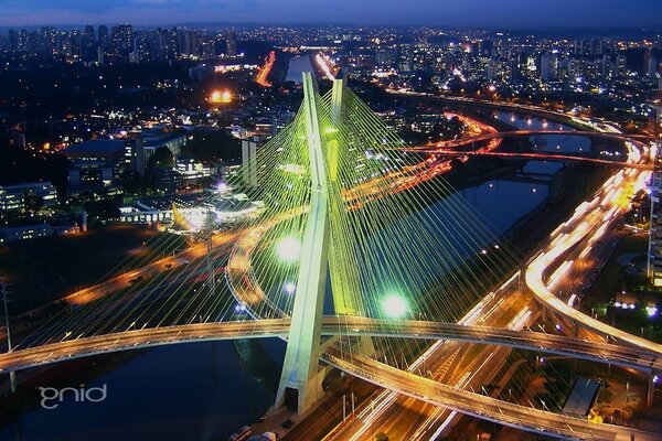 Hermoso puente en la ciudad oscura