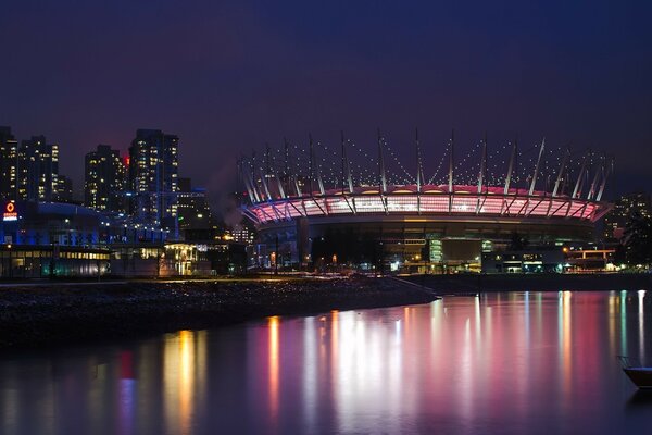 La ville de nuit se reflète dans l eau