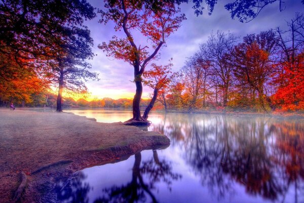 Herbstdämmerung am See