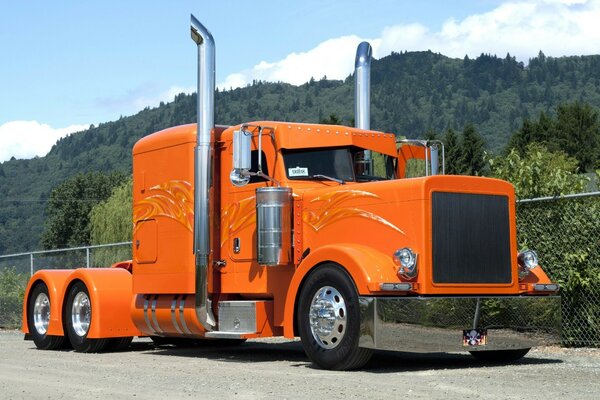 Camion orange puissant sur la route