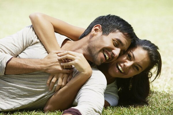 Pareja enamorada descansando en la hierba