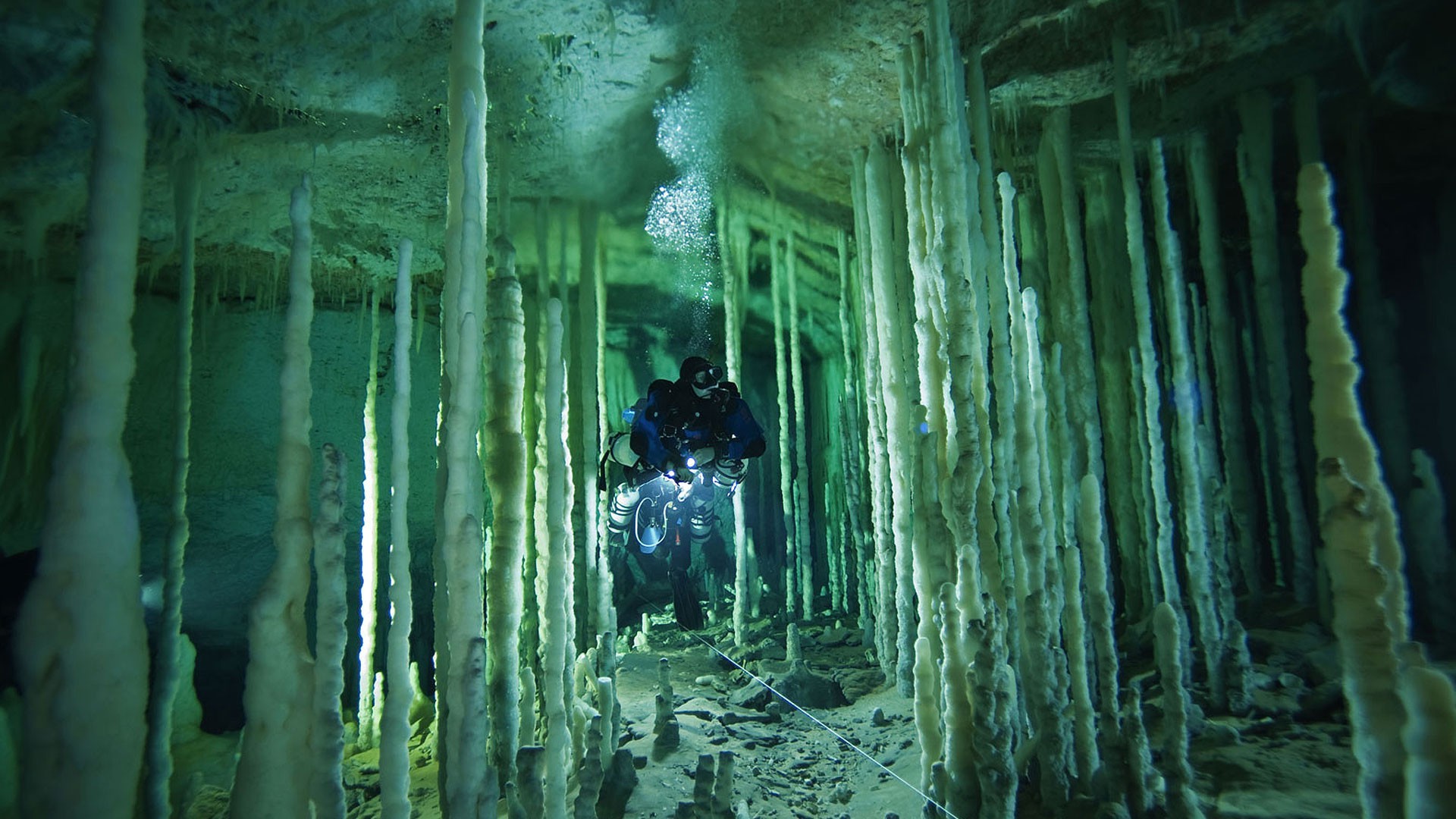 grotte e grotte sottomarine esplorazione grotta uomo acqua singolo tunnel adulto tubo scuro donna viaggi mistero luce