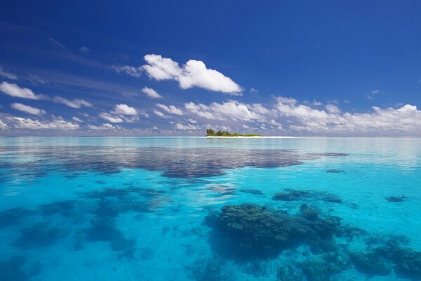 Île tropicale au loin dans l océan