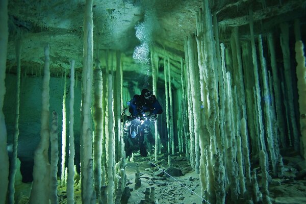 Eintauchen eines Menschen in Unterwasserhöhlen