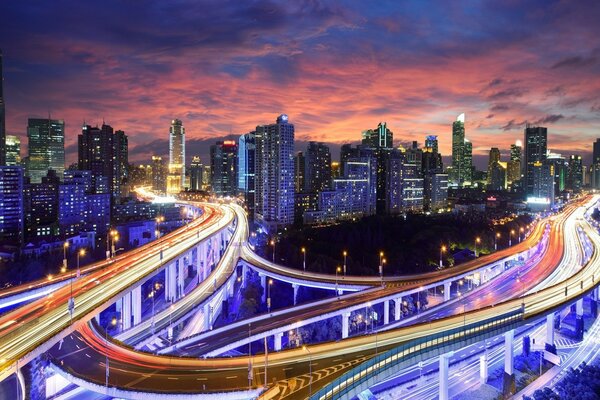 Traffico colorato della città notturna