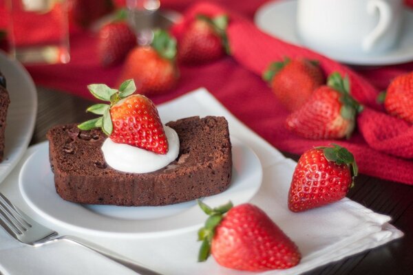 Kuchen mit Erdbeeren in Sahne auf dem Tisch