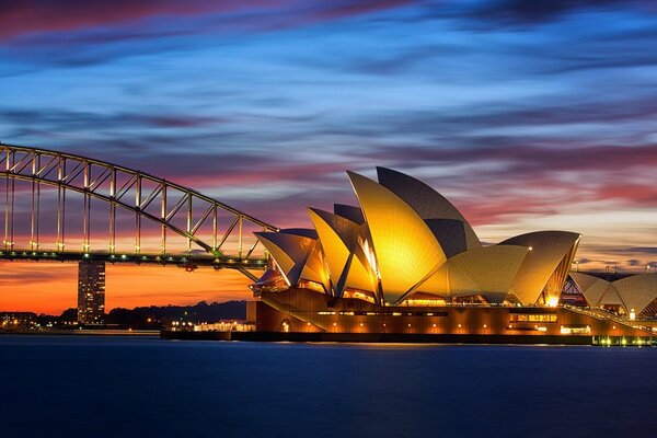 Gün batımında Sydney de arkadan aydınlatmalı bir köprü