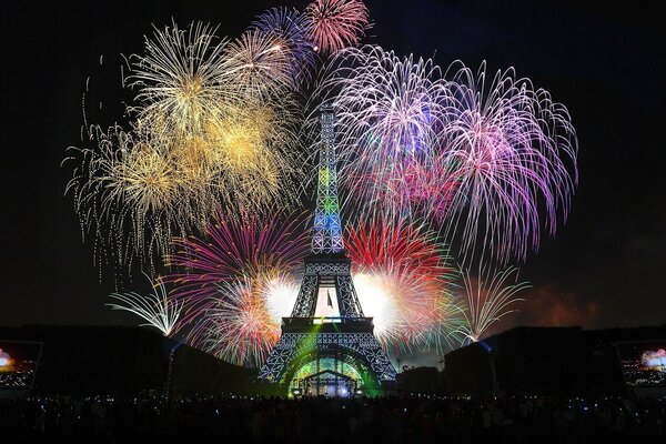 Ein wunderschönes Feuerwerk vor dem Hintergrund eines berühmten Ortes