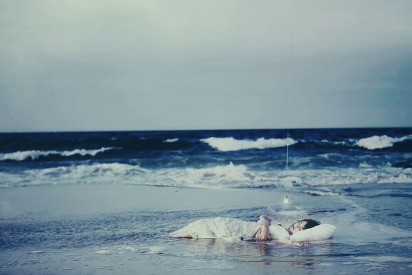 Fille dort près de la mer