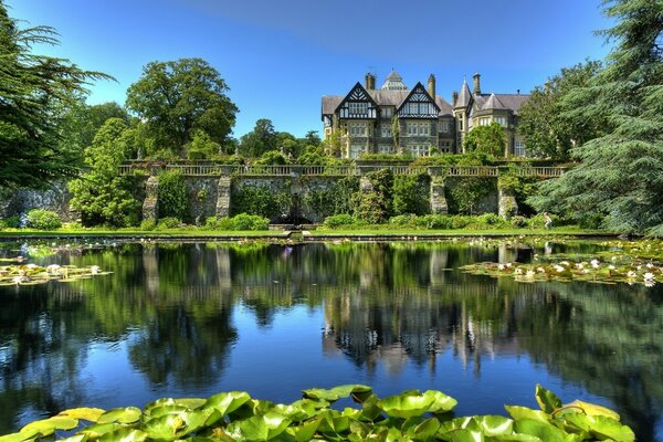 Vieux château dans le jardin avec lac