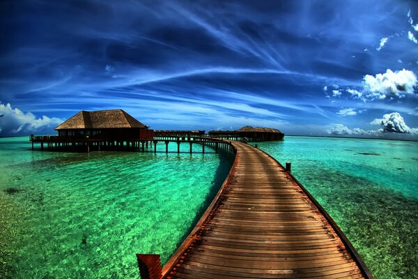 Schönes Hotel über dem azurblauen Meer