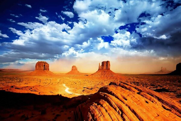 Paesaggio desertico con cielo blu