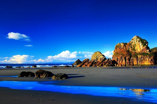 Landschaft. Blauer Himmel und Felsen. Reisen und Urlaub