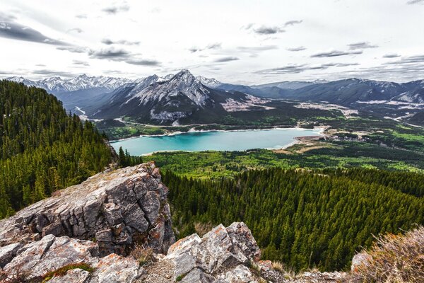 Vista del lago desde la cima de la montaña