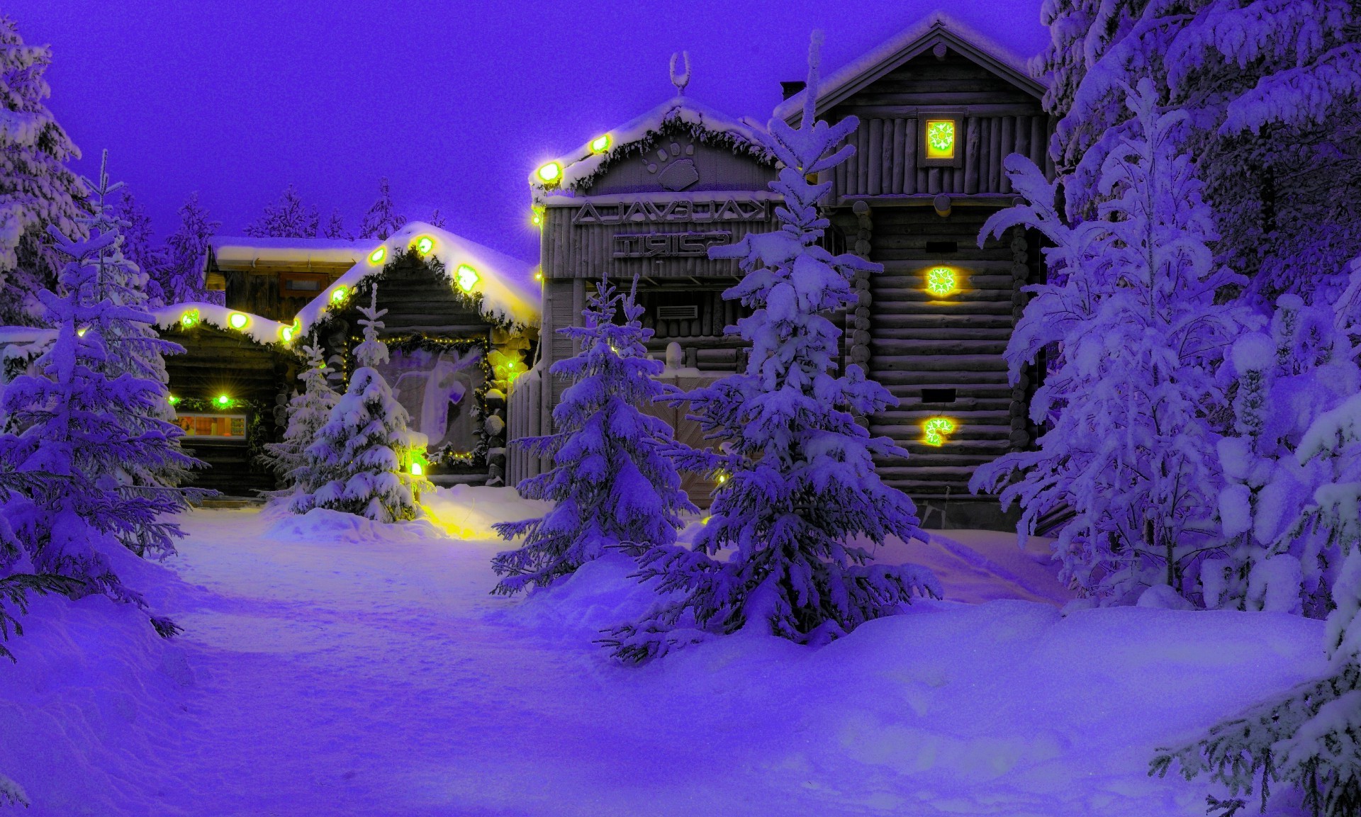 häuser und ferienhäuser weihnachten winter schnee am abend baum im freien hintergrundbeleuchtung saison dämmerung natur licht dekoration hell urlaub reisen landschaft weihnachtsbaum urlaub szene