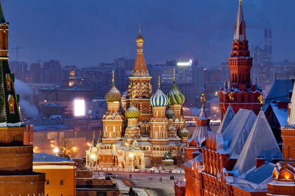 Kremlin d hiver dans les lumières de la ville du soir