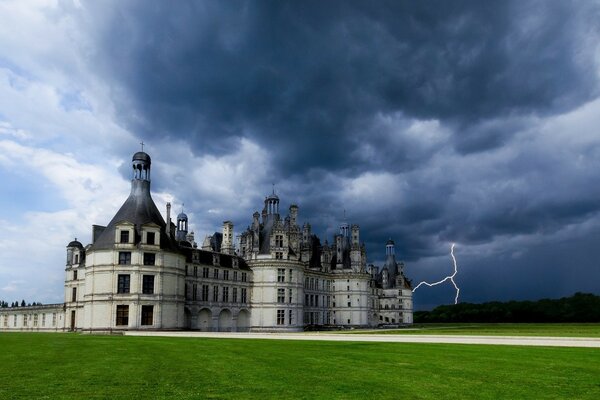 Tempestade sobre o castelo. Descarga relâmpago