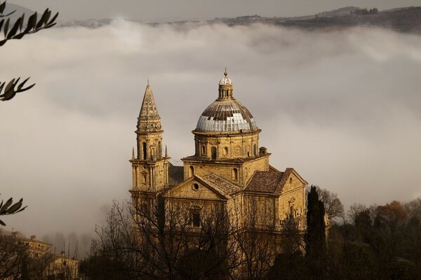 Ein altes Schloss über einem Abgrund im Nebel