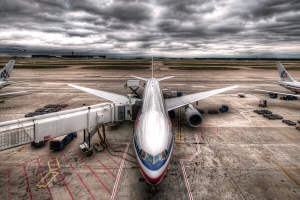 Surreale Flugzeuge am Flughafen unter Wolken