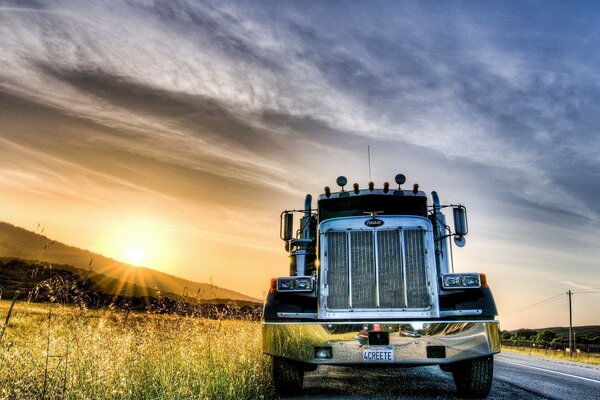 Camion sulla strada sotto il cielo dell alba