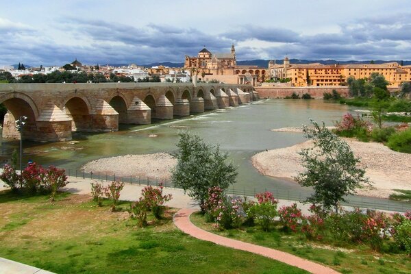 Lago casas ciudad puente