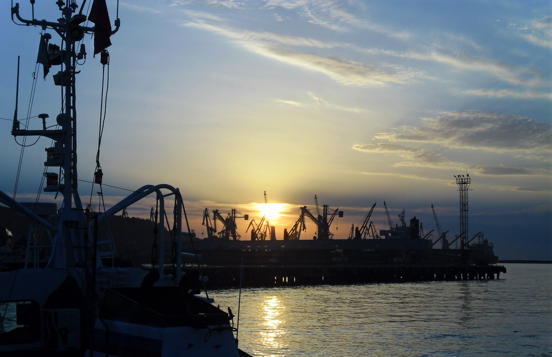 puesta de sol y amanecer barco agua puesta de sol mar muelle barco industria barco puerto océano sistema de transporte amanecer cielo energía puerto silueta noche coche