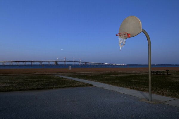 Canestro da basket e scudo sul campo di gioco