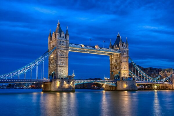 Ponte notturno europeo antico