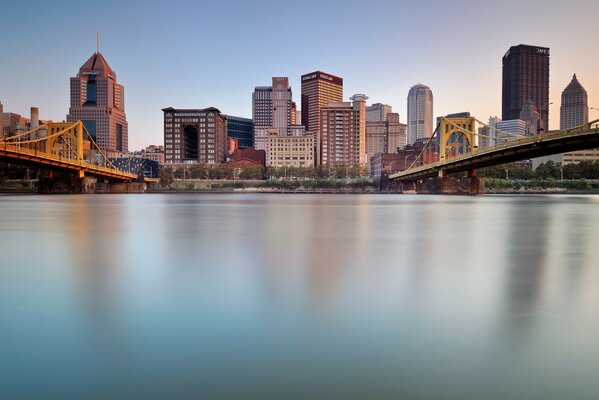 Pittsburgh. Brücken über den Fluss Allegaini