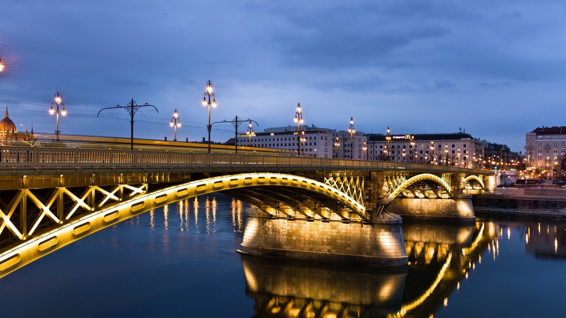 brücken brücke wasser reisen fluss architektur himmel stadt sonnenuntergang dämmerung verbindung im freien haus abend sehenswürdigkeit städtisch reflexion transportsystem