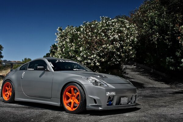 Voiture spartiate avec des Jantes orange