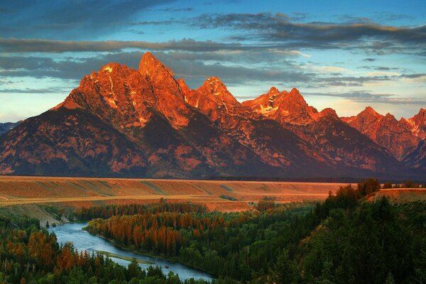 Hermosas montañas en la puesta de sol roja