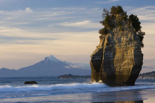 Uma enorme pedra natural na água