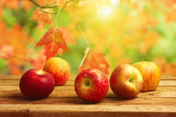 Äpfel auf herbstlichem Hintergrund