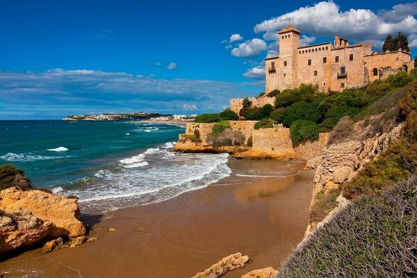 Castello sulla riva rocciosa del mare