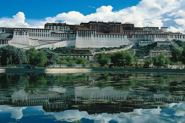 La arquitectura antigua de la ciudad se refleja en el agua