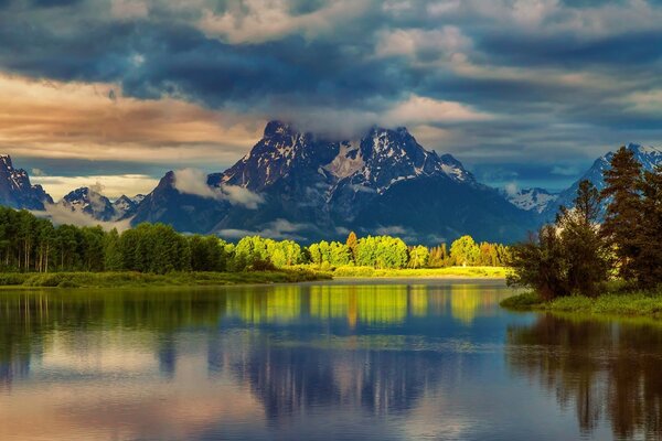 Berglandschaft und Reflexion im Teich